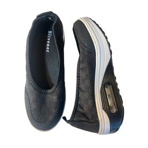 Blivener Womens Slip on Air Cushioned Sneakers. 6.5 NWOT